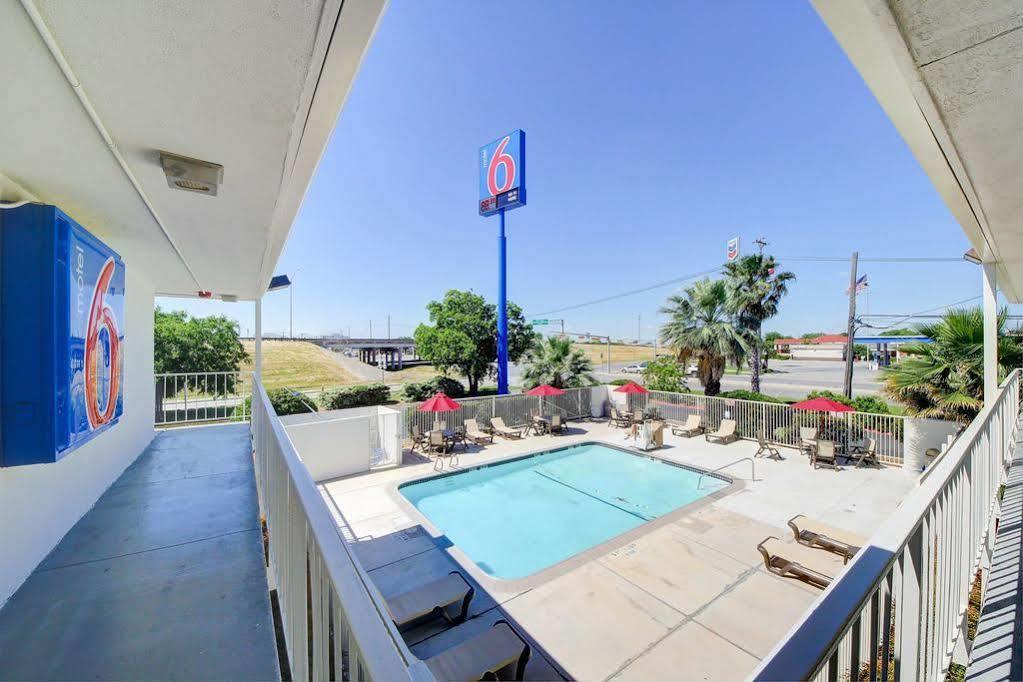 Red Roof Inn San Antonio E - Frost Bank Center Ngoại thất bức ảnh