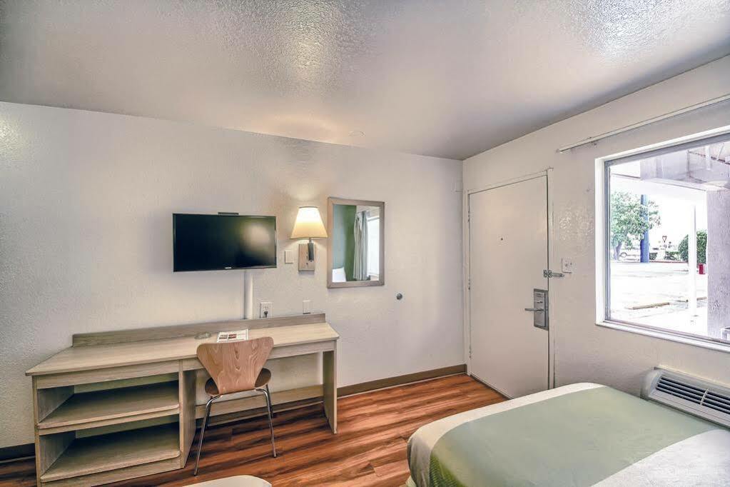 Red Roof Inn San Antonio E - Frost Bank Center Ngoại thất bức ảnh